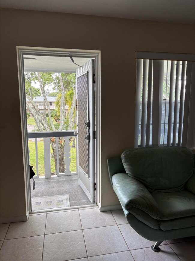 Building Photo - 348 Windsor O