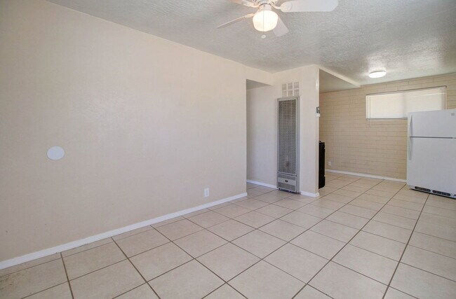 Building Photo - 2133 W Morten Ave