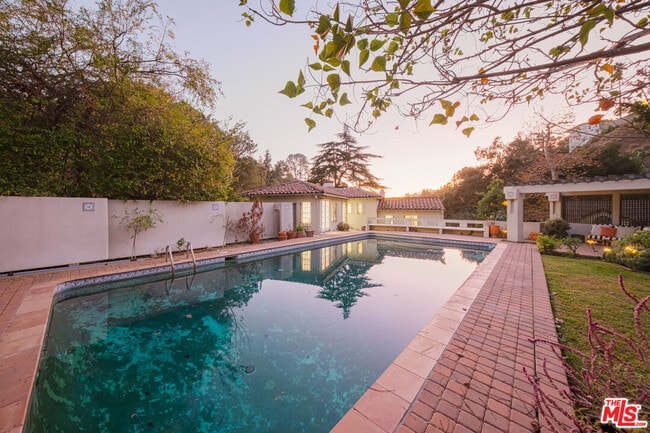 Building Photo - 3015 Beachwood Dr