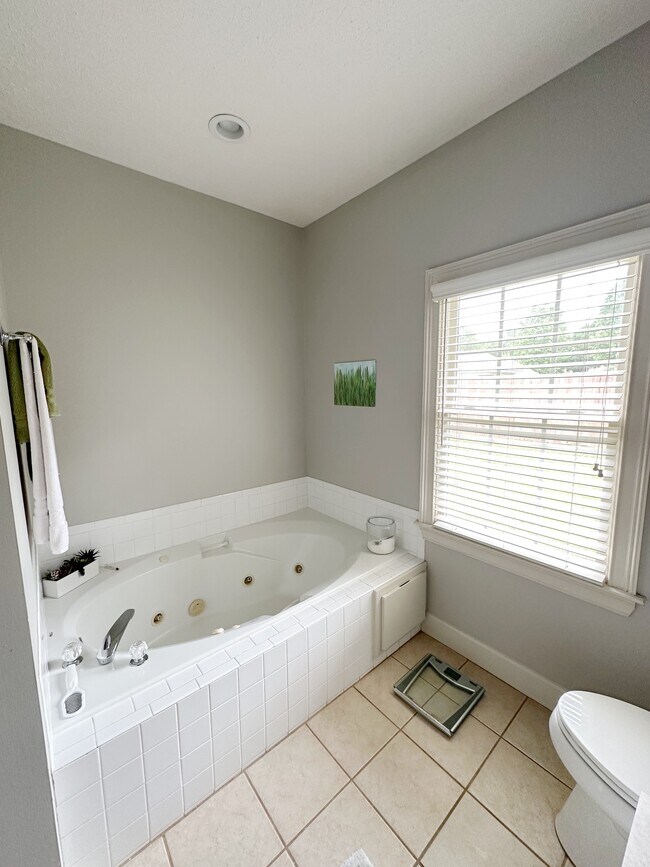 Building Photo - 5004 Hunter Ln