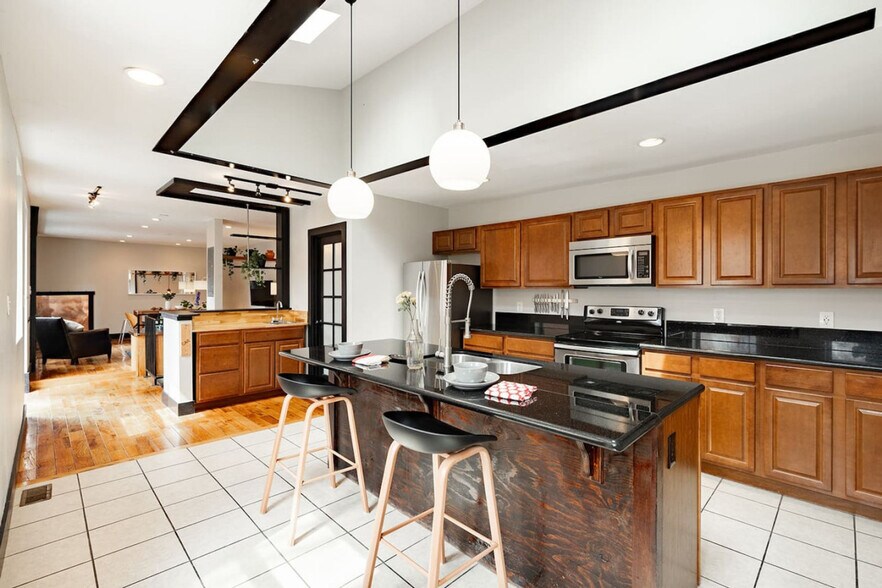 Building Photo - 1304 Broadway-SI ID1056130P