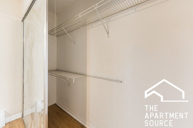 Building Photo - 6151 W Thorndale Ave