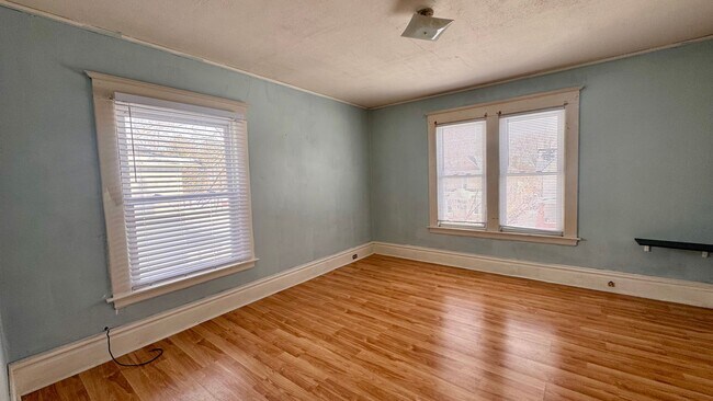 Building Photo - 633 Livingston Ave NE