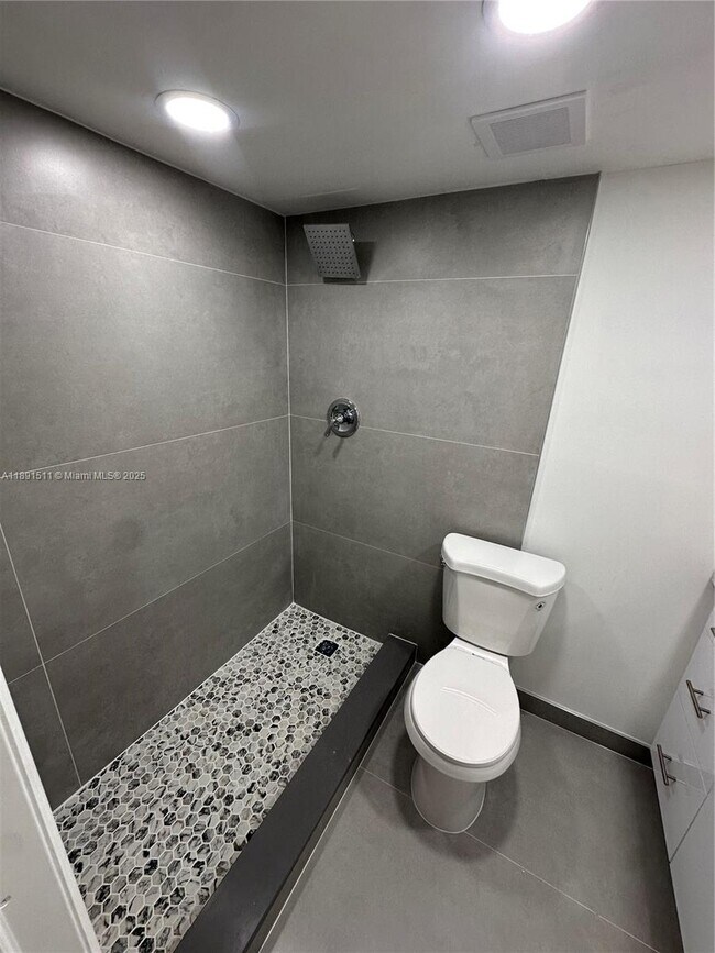 Building Photo - 606 W 81st St