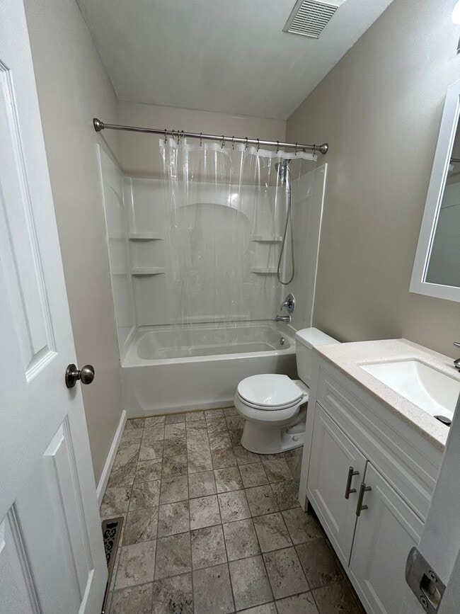 Building Photo - New Listing Alert! End unit Townhome in Pe...