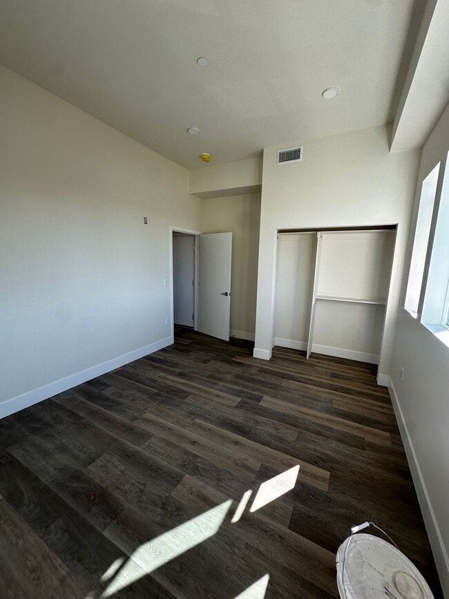 Building Photo - 1015 W 21st St