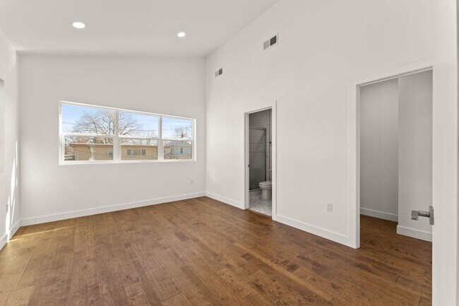 Building Photo - MidTown Gem - Fully Renovated W Large Rooms