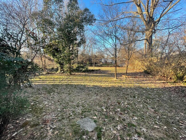 Building Photo - Renovated 2 BR Convenient to Battleground