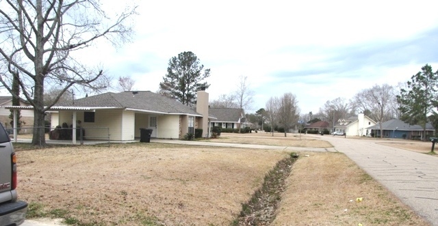 Building Photo - 3BR/2BA Between Old Jefferson and Airline ...