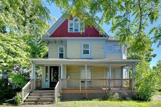 Building Photo - 821 6th St SE