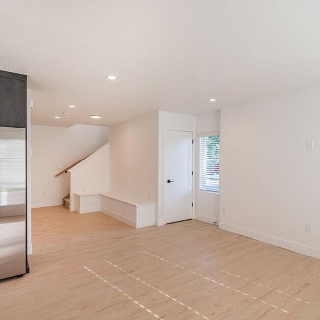 Building Photo - 4bd Rental Duplex! Private Yard, Garage, C...