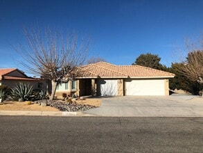 Building Photo - 3 bedroom 2 bathroom Home in Silver Lakes!...