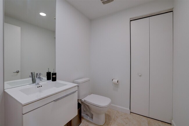 Building Photo - 17301 Biscayne Blvd