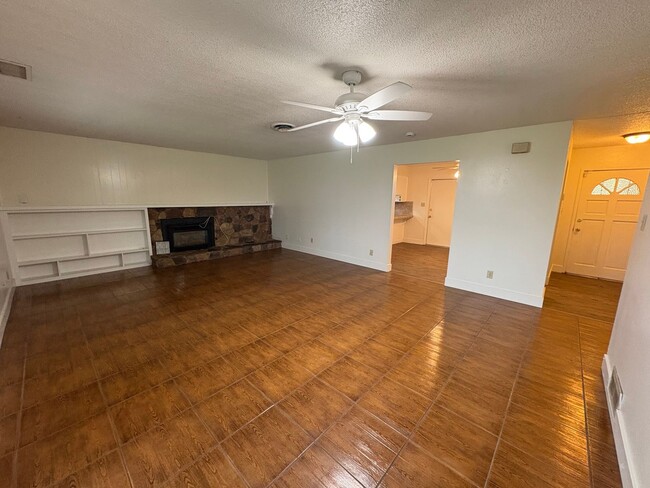 Building Photo - Spacious SE Tulare Home Near Shopping Cent...