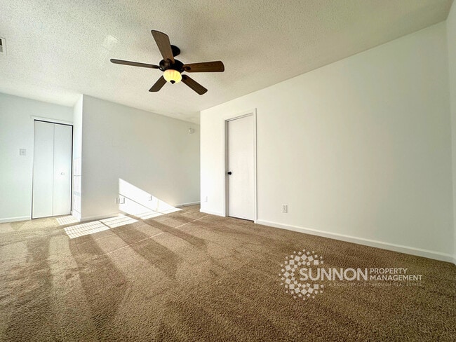 Building Photo - Charming 3 Bedroom 2.5 Bathroom in Meadow Hill