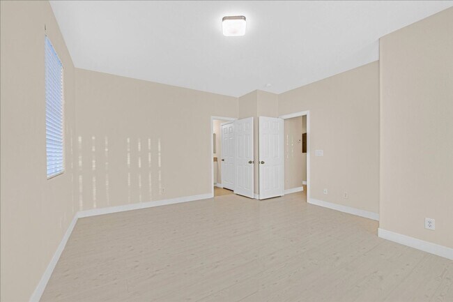 Building Photo - Spacious 2 bedroom condo with attached condo