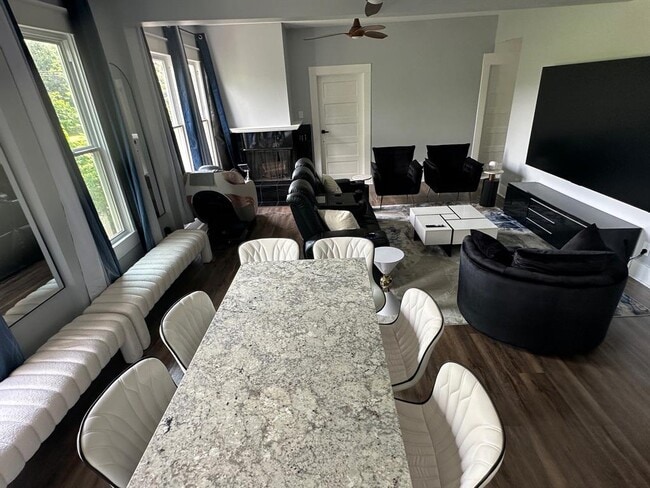 Building Photo - 3210 Hampton Rd