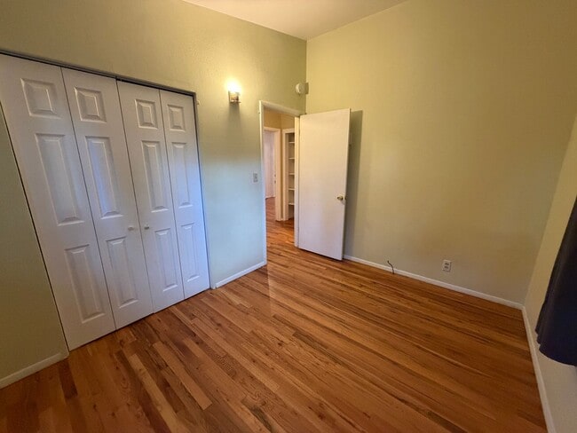 Building Photo - 2527 Delwood Ave