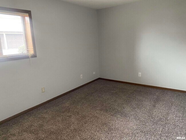 Building Photo - 3240 Parkwild Dr