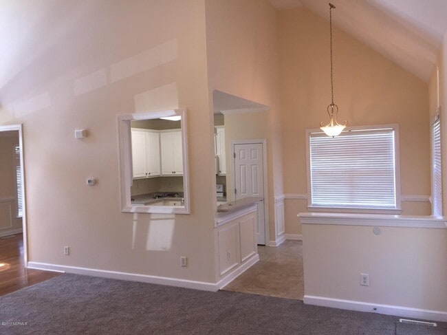 Building Photo - 701 Mandolin Ln