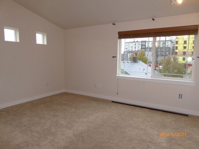 Building Photo - Beautiful 3 Bed 2.5 Bath Townhome in Roosevelt, Seattle