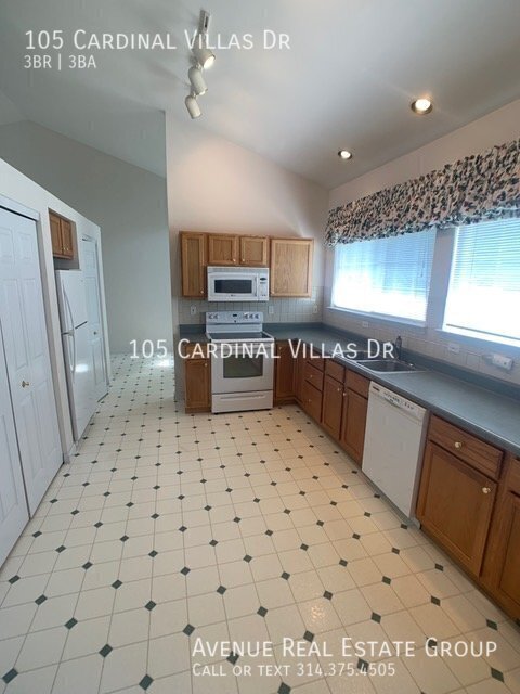 Building Photo - Spacious 3-Bed Condo with Bonus Room & Gar...