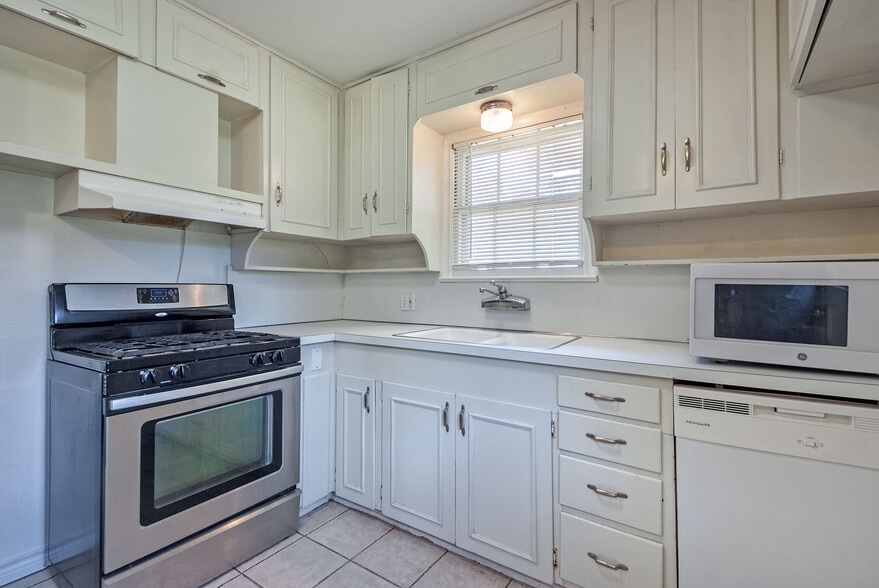 Building Photo - 1653 Mariposa Dr