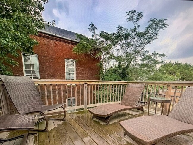 Building Photo - Fed Hill Luxury Townhome  ROOFTOP DECKS!