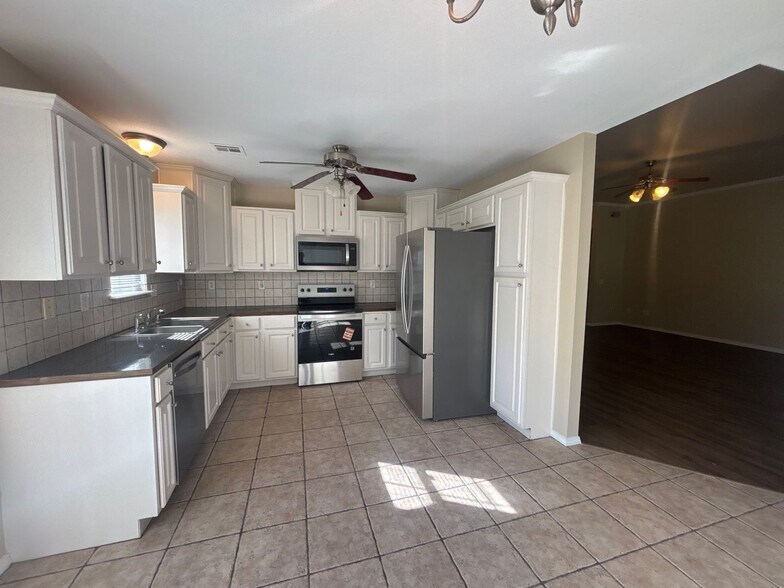 Building Photo - 1701 SW Elington St