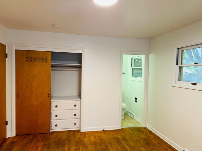 Building Photo - Pet Friendly 5 bedroom, West End, Attached...