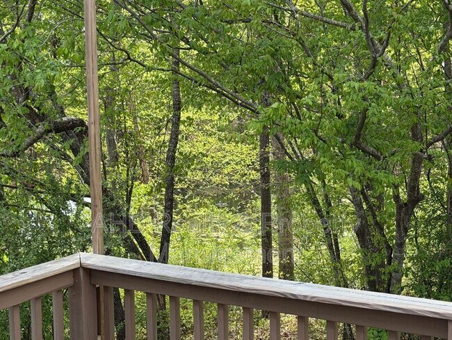 Building Photo - 713 Trail's End Dr