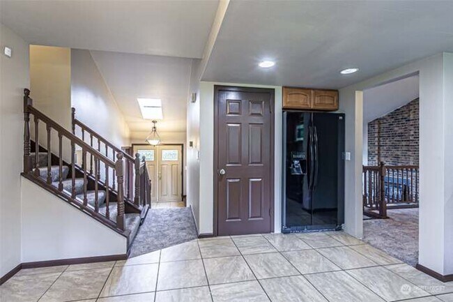 Building Photo - Immaculate & HUGE 5-Bedroom Home in Desira...