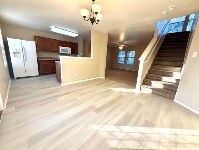 Building Photo - Spacious 3 Bed / 2.5 Bath Home with Large Yard & Lawn Care Included