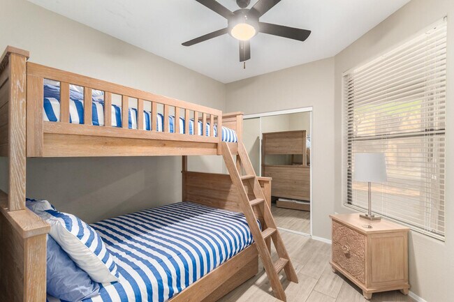 Building Photo - 705 W Queen Creek Rd