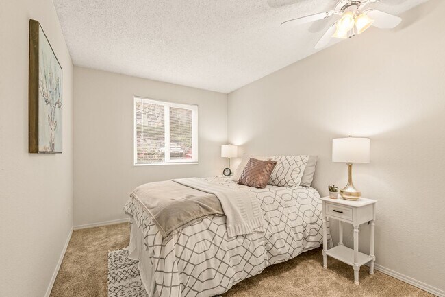 Building Photo - 2 Bedroom 1 Bathroom Lakeside Unit!