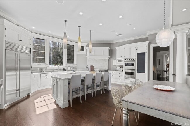 Building Photo - 10 Upland Rd N