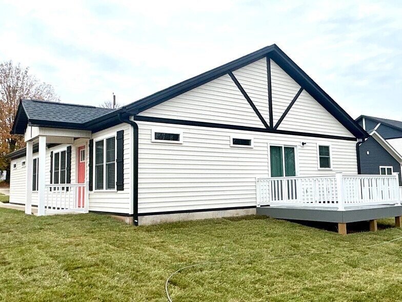 Side & rear view with plenty of extrior details - 2217 Kenwood Blvd SE