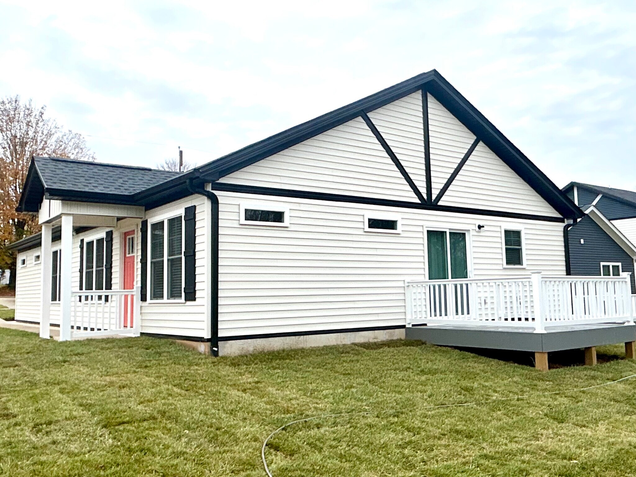 Side & rear view with plenty of extrior details - 2217 Kenwood Blvd SE