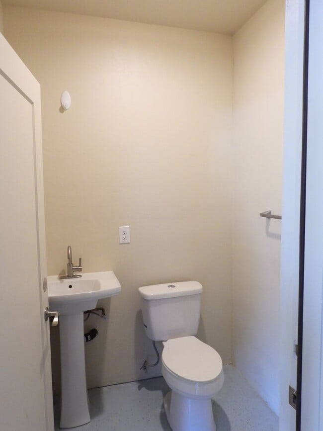 Building Photo - 3 Bedroom 2.5 Bath Home