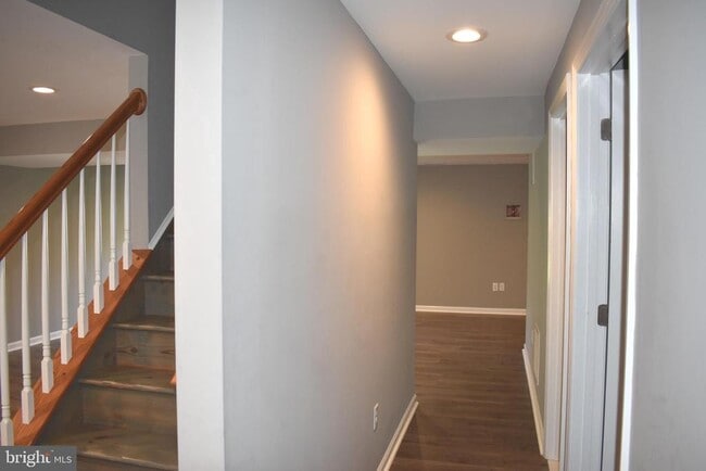 Building Photo - 2174 E Greenleaf Dr