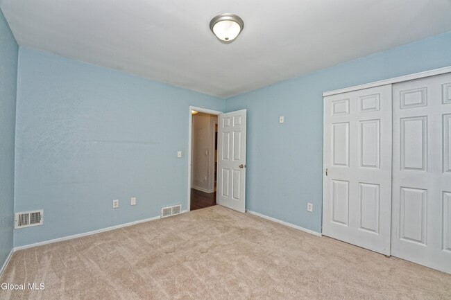 Building Photo - 638 Top Ridge Dr