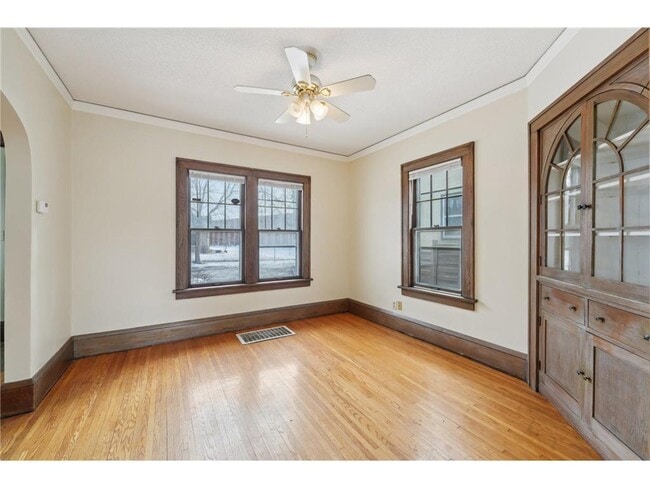 Building Photo - 661 Surrey Ave E