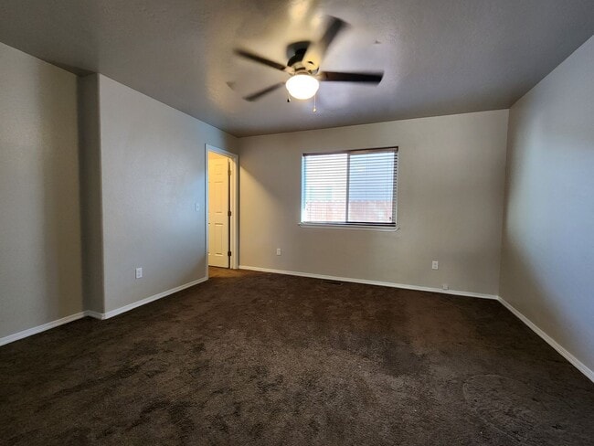 Building Photo - Nice newer 3 bedroom