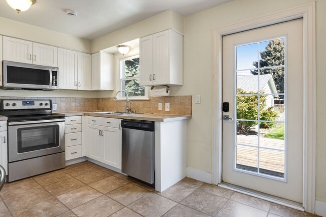 Building Photo - 3-Bed 2-Bath Home with Detached Studio Apartment!