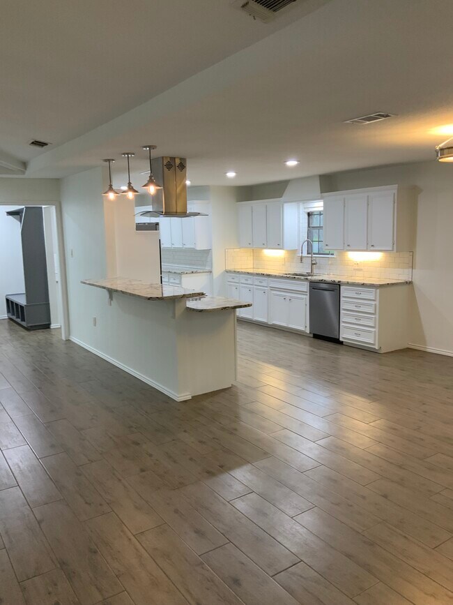 Building Photo - 2800 Shoreline Dr