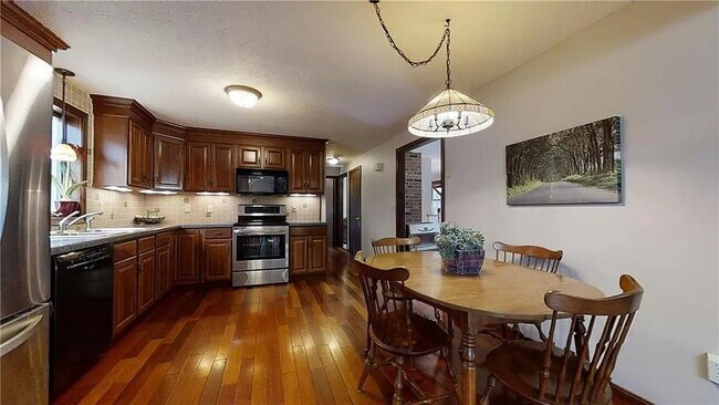 Building Photo - 119 Briarwood Dr