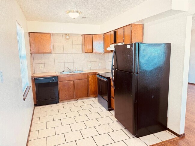 Building Photo - 320 Falcon Ct