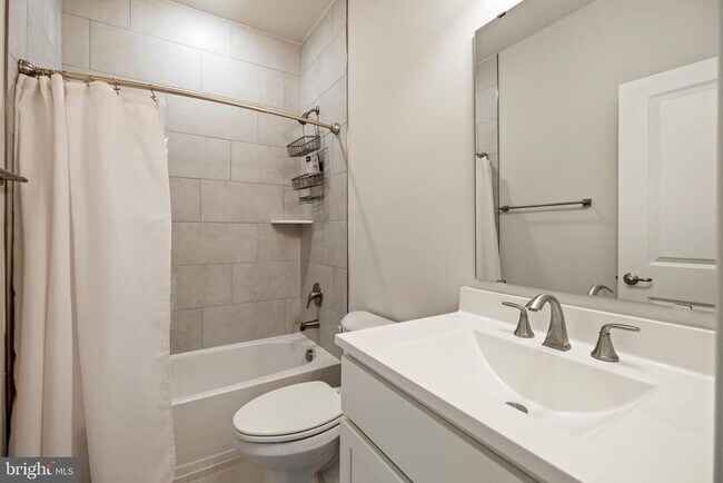 Building Photo - 148 Huntwell W Ave