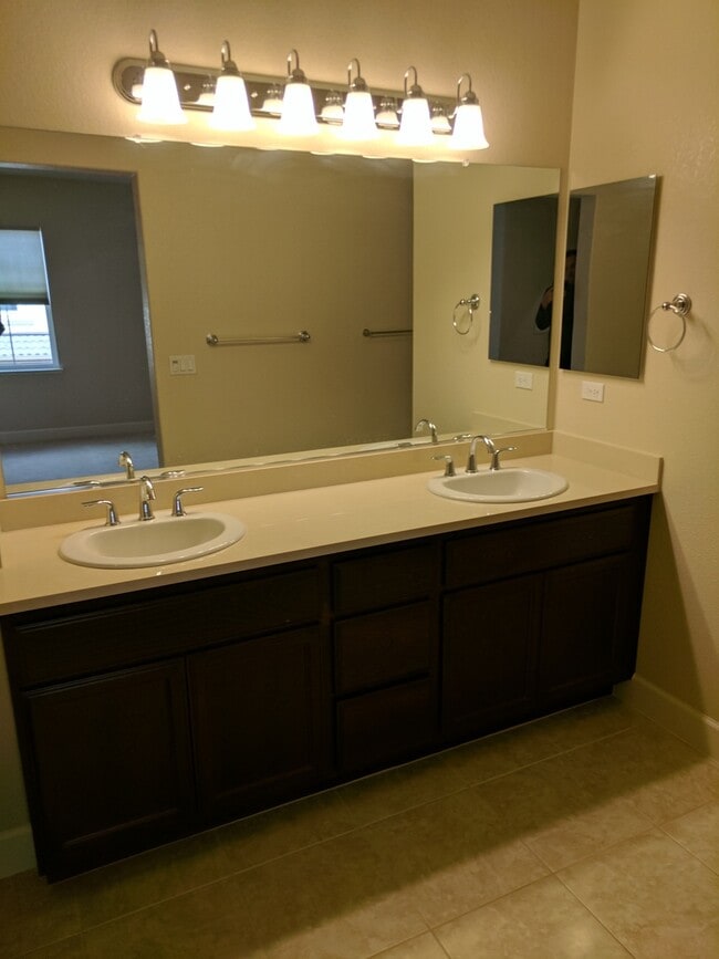 Building Photo - Luxury 3 bedroom 3 bath located in great a...