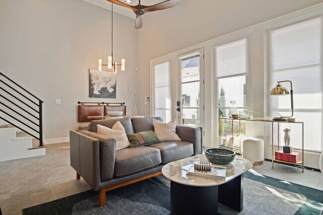 Primary Photo - 225 W 1st St